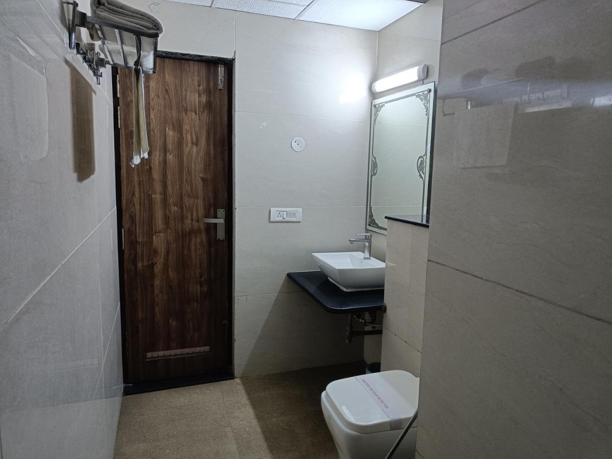The Dwelling Paradise Hotel Greater Noida Buitenkant foto