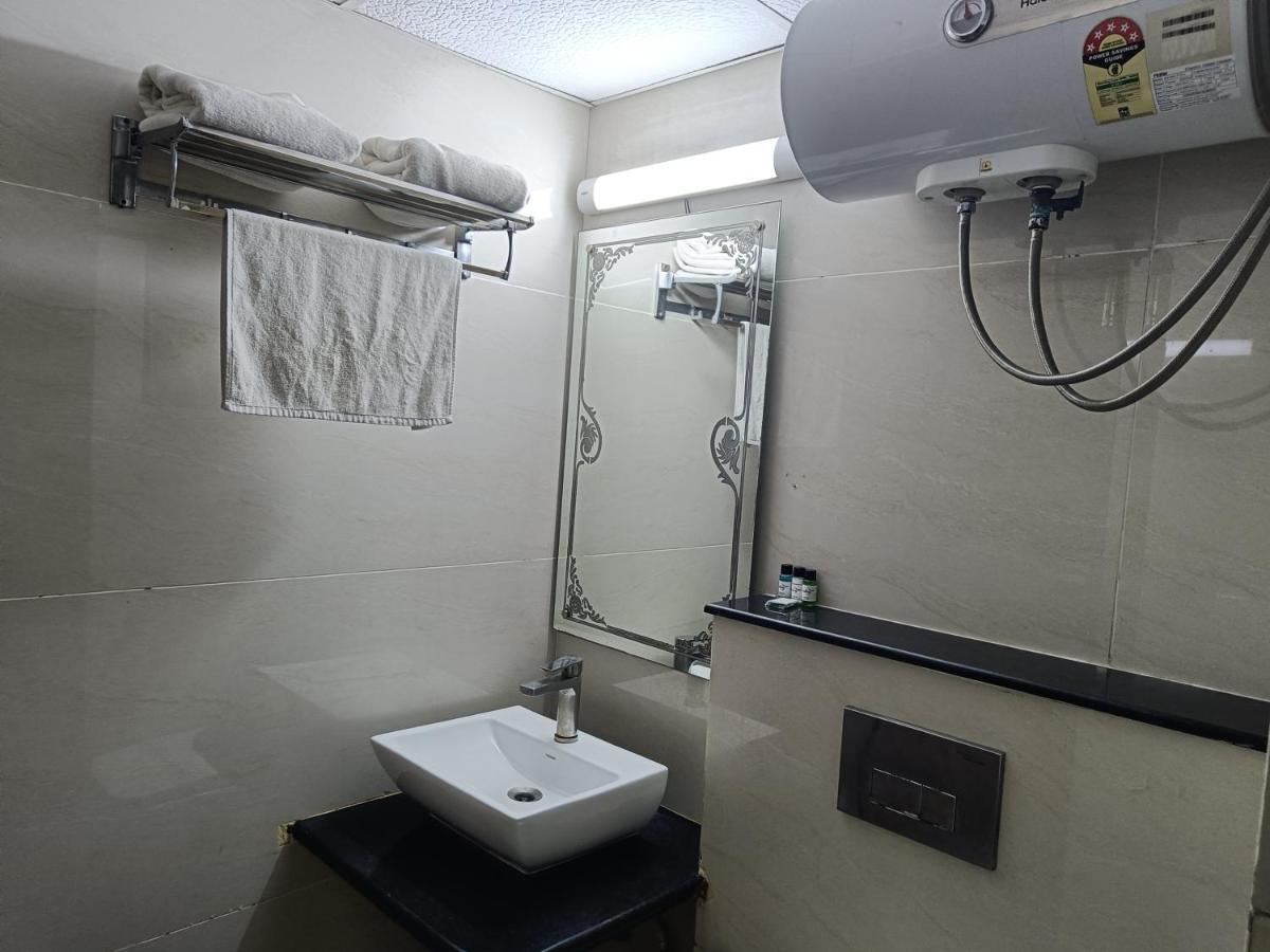 The Dwelling Paradise Hotel Greater Noida Buitenkant foto