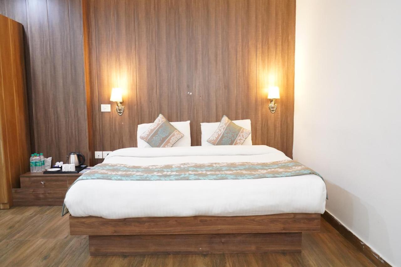 The Dwelling Paradise Hotel Greater Noida Buitenkant foto