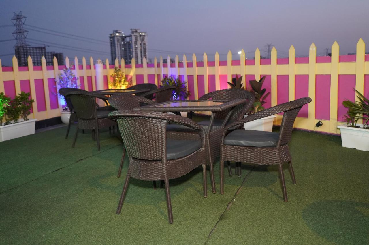 The Dwelling Paradise Hotel Greater Noida Buitenkant foto